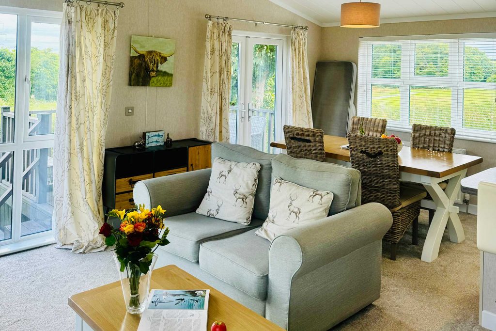 Ditty's Lodge - Lounge and dining area